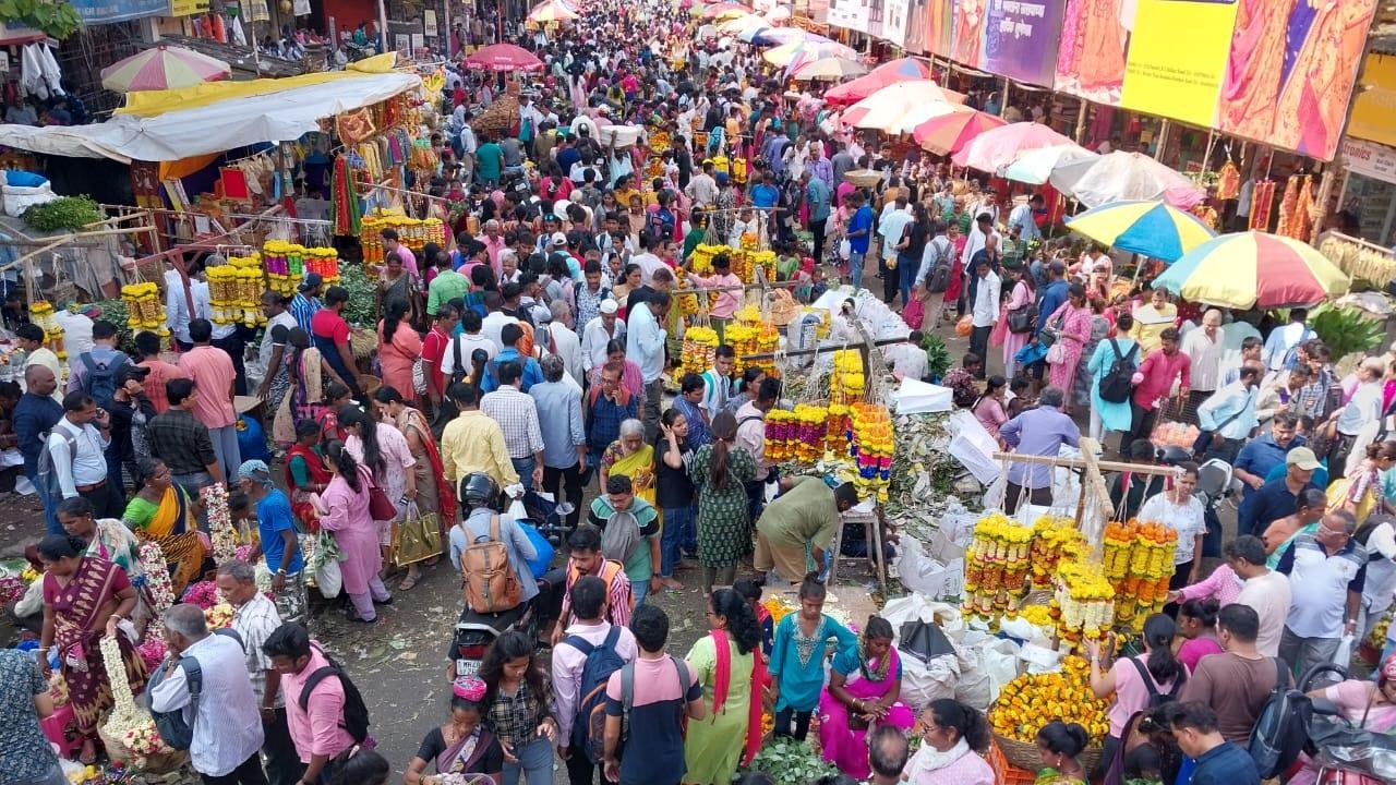 To celebrate the festival of Vijayadashami, Mumbaikars were seen visiting the Dadar market 