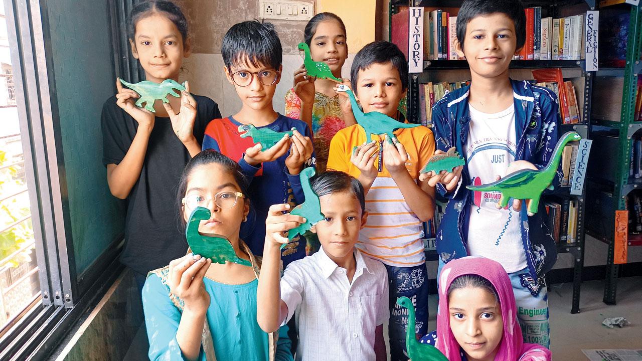 Kids participate in a dinosaur model painting workshop held by the centre