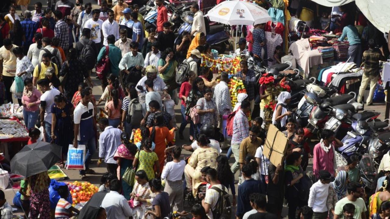 Mumbai markets see last-minute Diwali rush