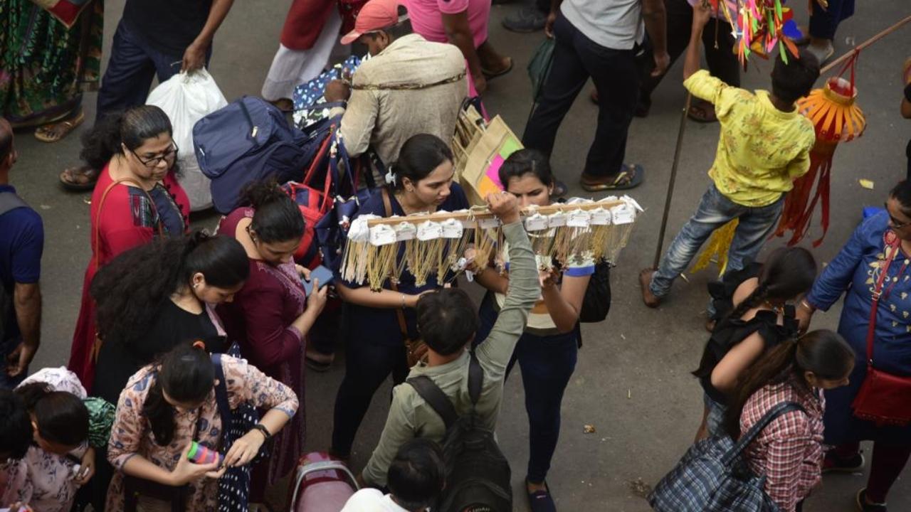 Dhanteras, which happnes to be the second day of the five-day festival, is being celebrated on Saturday. On this day, it is considered an auspicious tradition to purchase gold. In Dadar, women were spotted buying atrifical jewellery. 