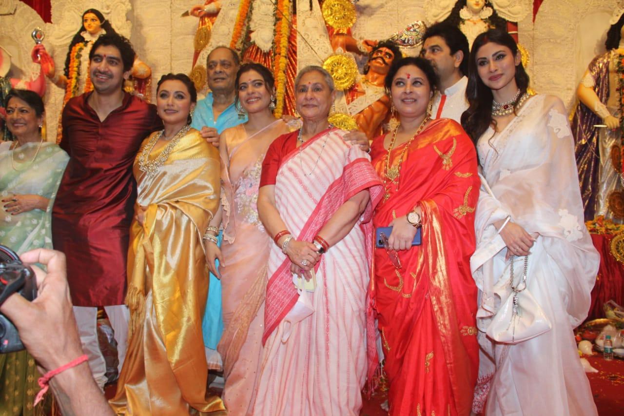 The celebs also posed for a group picture at the pandal. Mouni Roy, Rani Mukerji, Kajol, Jaya Bachchan and Ayan Mukerji were seen happily posing for the paparazzi