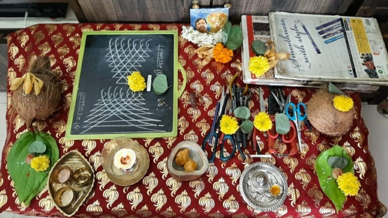 After the puja, Mastakar's family enjoyed different kinds of delicacies like basundi puri and kesari bhaat. They will also be giving 'sona' to their friends and family. The bidi leaf represents 'sona' (gold), as they wish for prosperity and happiness for each other. Photo Courtesy: Anup Mastakar