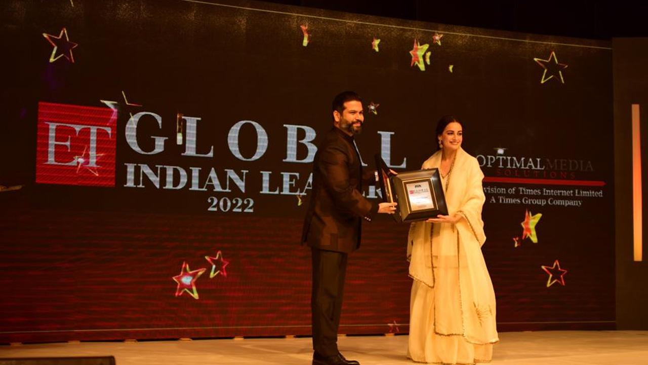 Dr. Aaditya Banerjee awarded by Dia Mirza at the ET Global Indian Leaders Award 2022