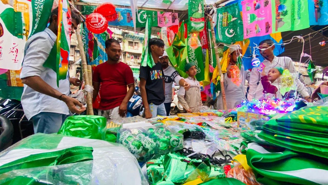 Many people were seen visiting the markets in Mumbai to buy flags for Eid-e-Milad-un-Nabi. 