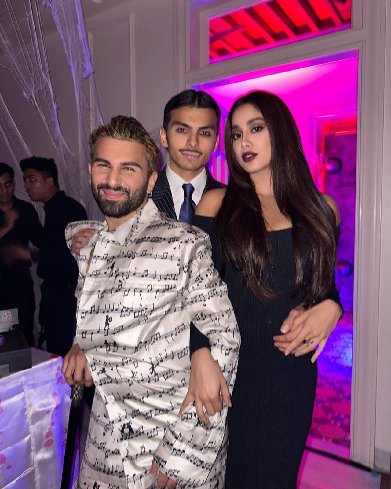 Janhvi also posted a picture with other guests at the party