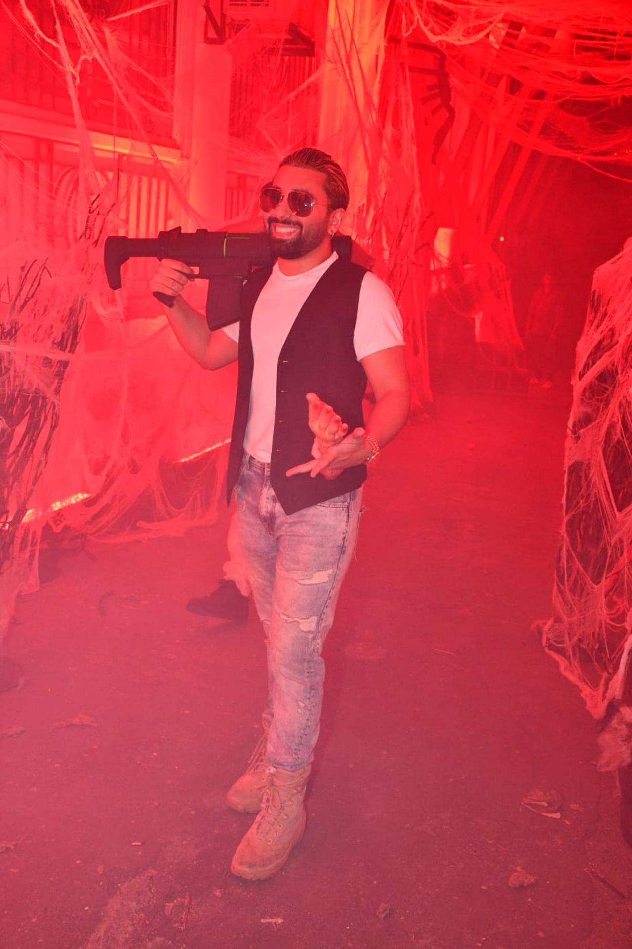 Orhan Awatramani who is friends with several Bollywood actors often shares pictures with them on his social media handle. The host stepped outside to pose for the paparazzi flaunting his Halloween look