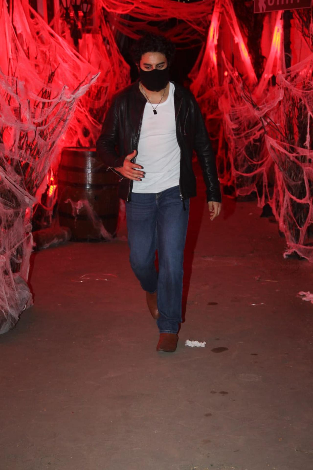 Ibrahim Ali Khan, who was seen sporting messy beard recently is often seen in public with a mask on. Saif and Amrita's son is not all that keen these days to get clicked by the paparazzi. For the Halloween party, he was seen wearing a pair of whit t-shirt under a leather black jacket along with blue jeans