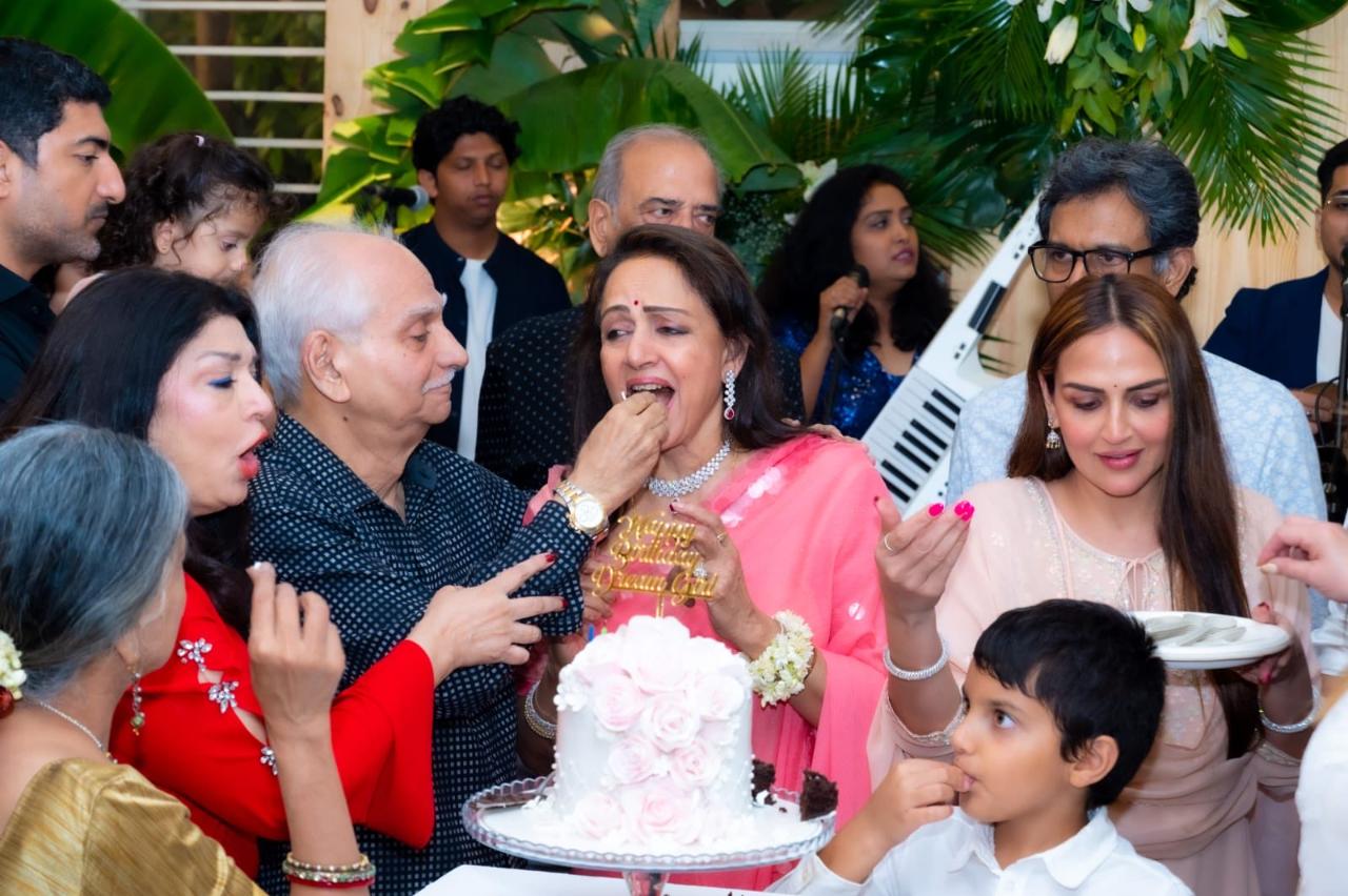 Sholay director Ramesh Sippy was also at the party and is seen feeding cake to Hema Malini