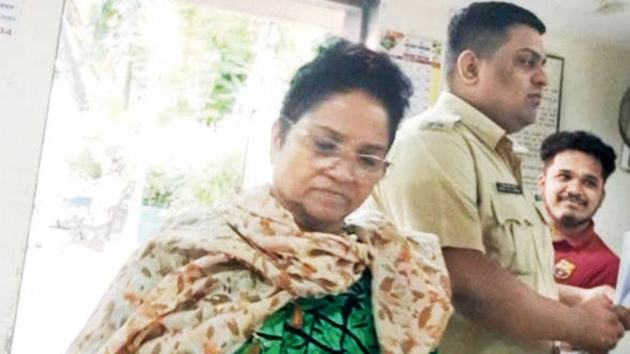 Mumbai: Woman who hugged elderly to steal valuables arrested