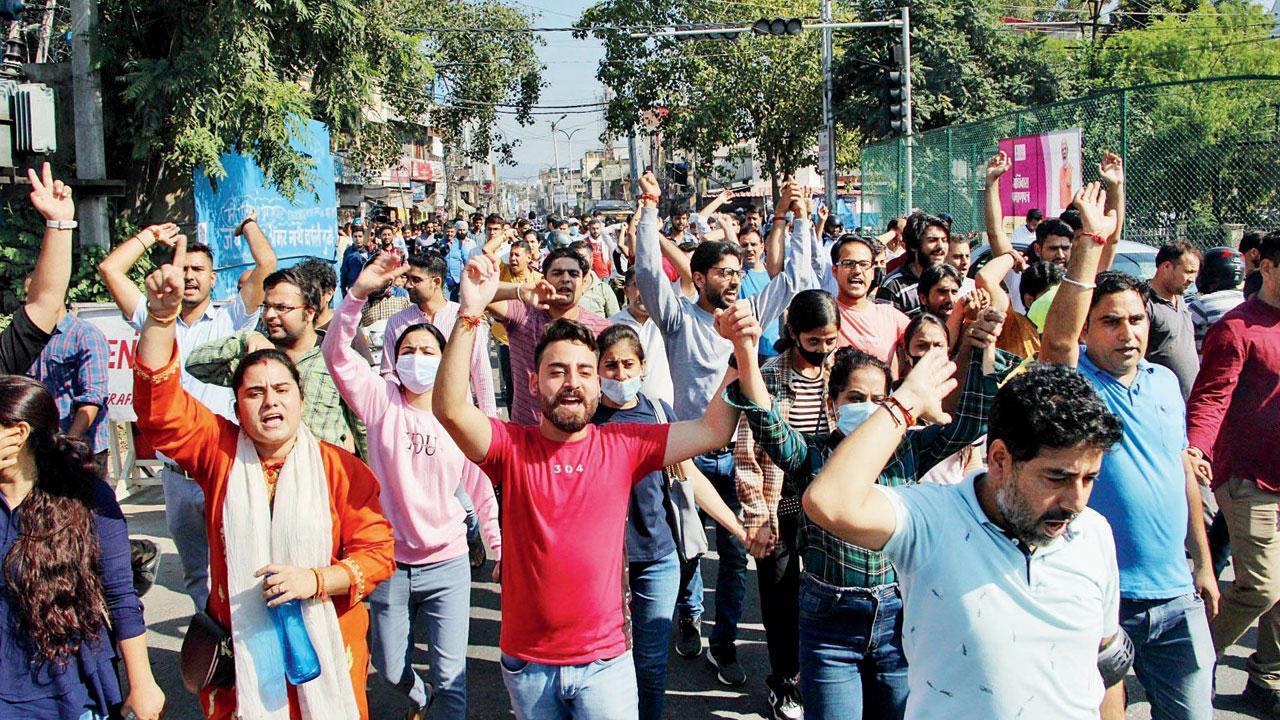 Kashmiri Pandit shot dead by militants in Shopian