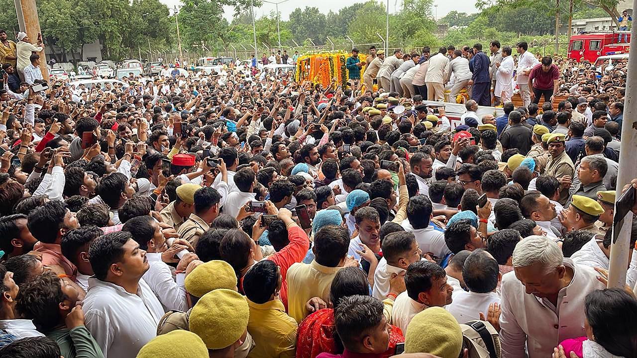 Sea of crowd in Saifai for Malayam Singh Yadav's last rites