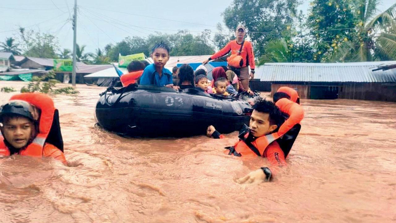 50 dead as storm lashes Philippines