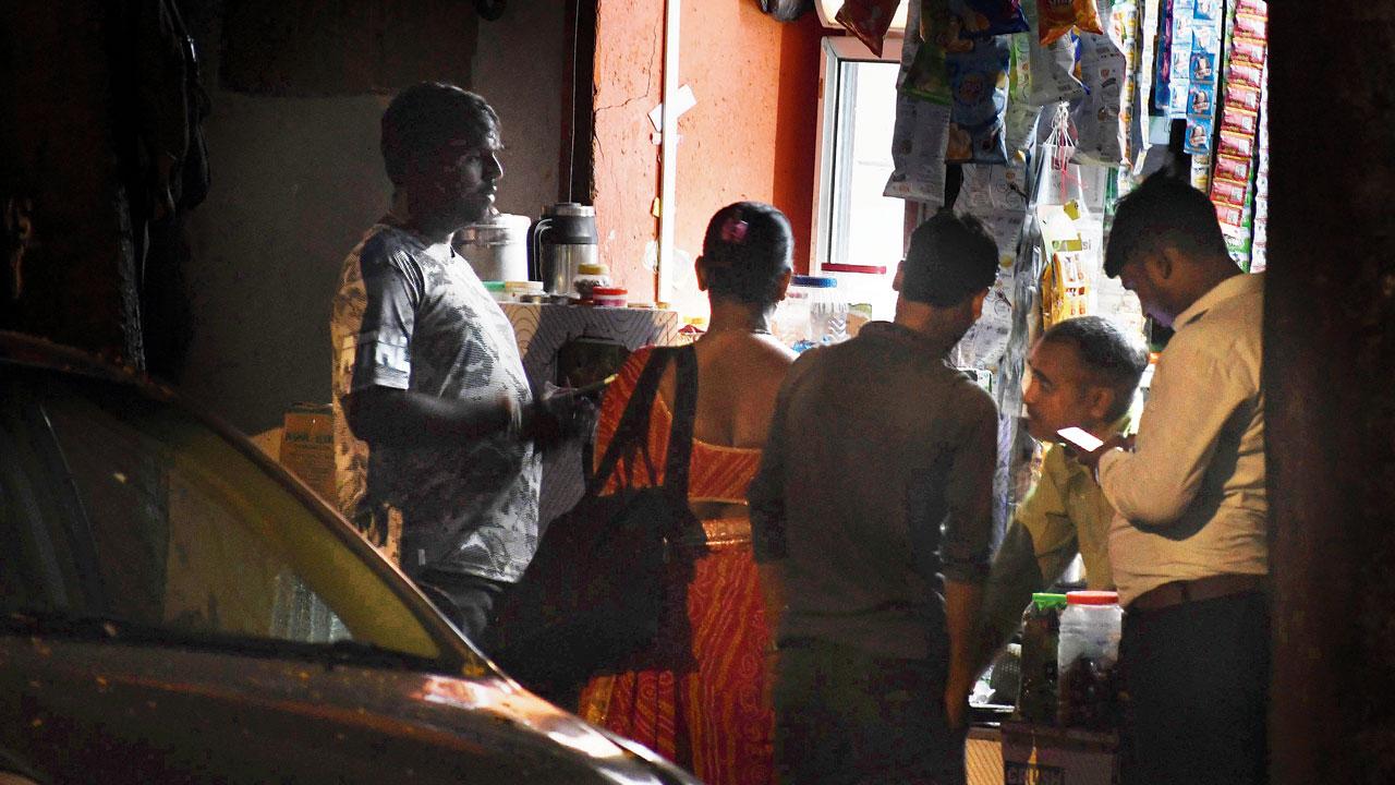 An agent takes the reporter to a paan shop