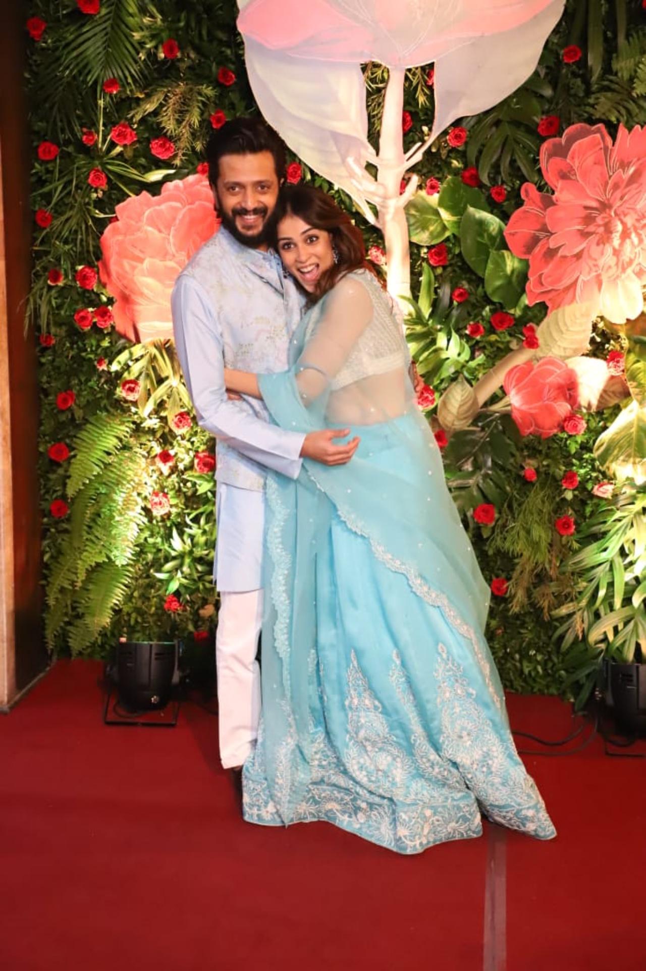 Riteish Deshmukh and Genelia Deshmukh were in their element as they interacted and happily posed with the paps. They also interacted with the other guests who arrived at the same time as them, before heading in