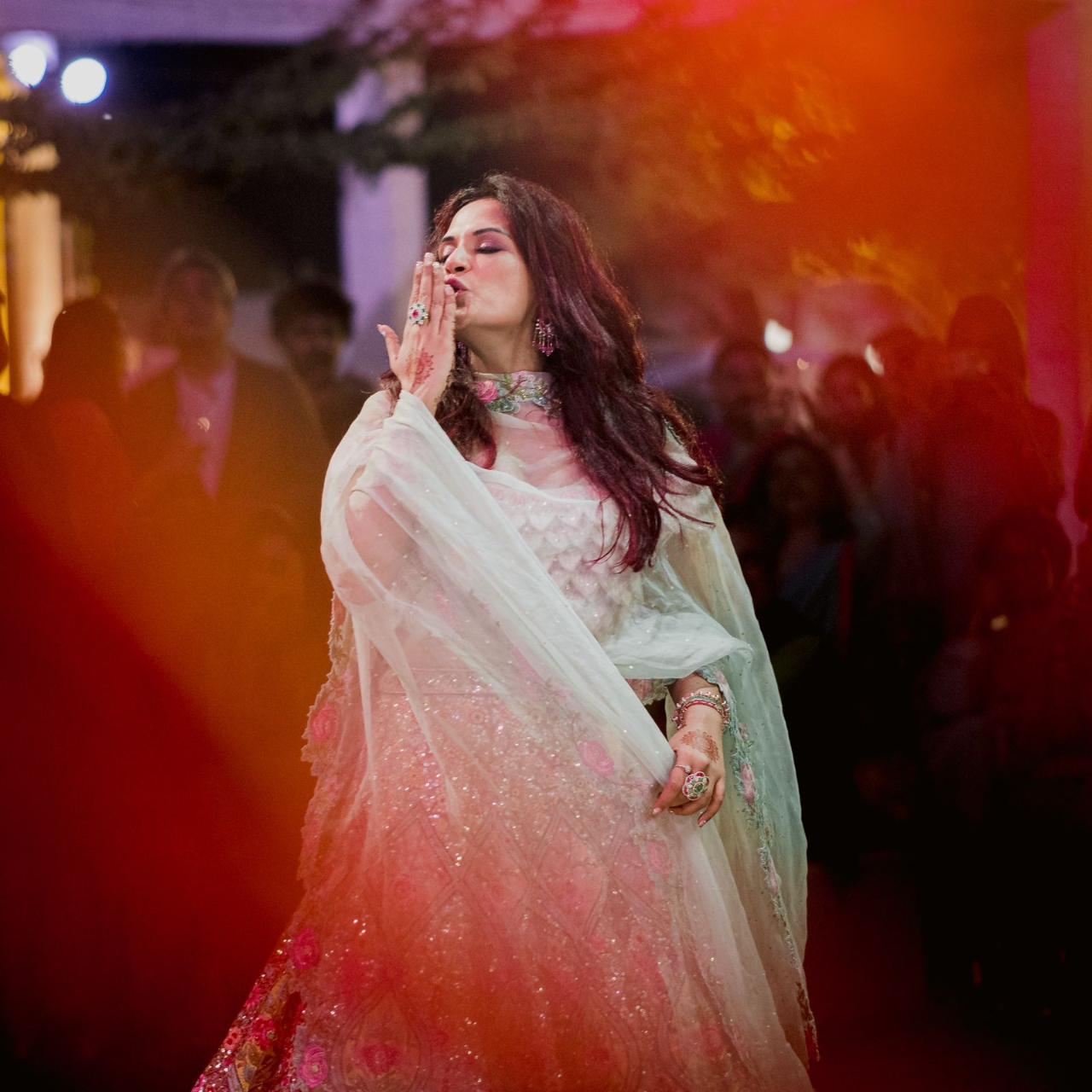 
The mehendi and sangeet were held at Richa’s friend's home's sprawling lawns. The place has a value of nostalgia as it’s close to where she studied
