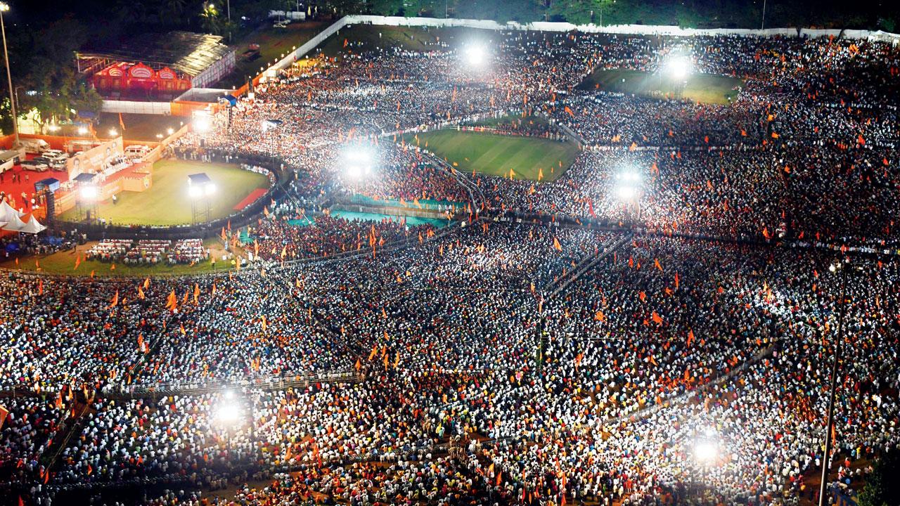 Sainiks attend the Theckeray Sena’s Dussehra rally at the iconic Shivaji Park venue on Wednesday. Pic/Ashish Raje
