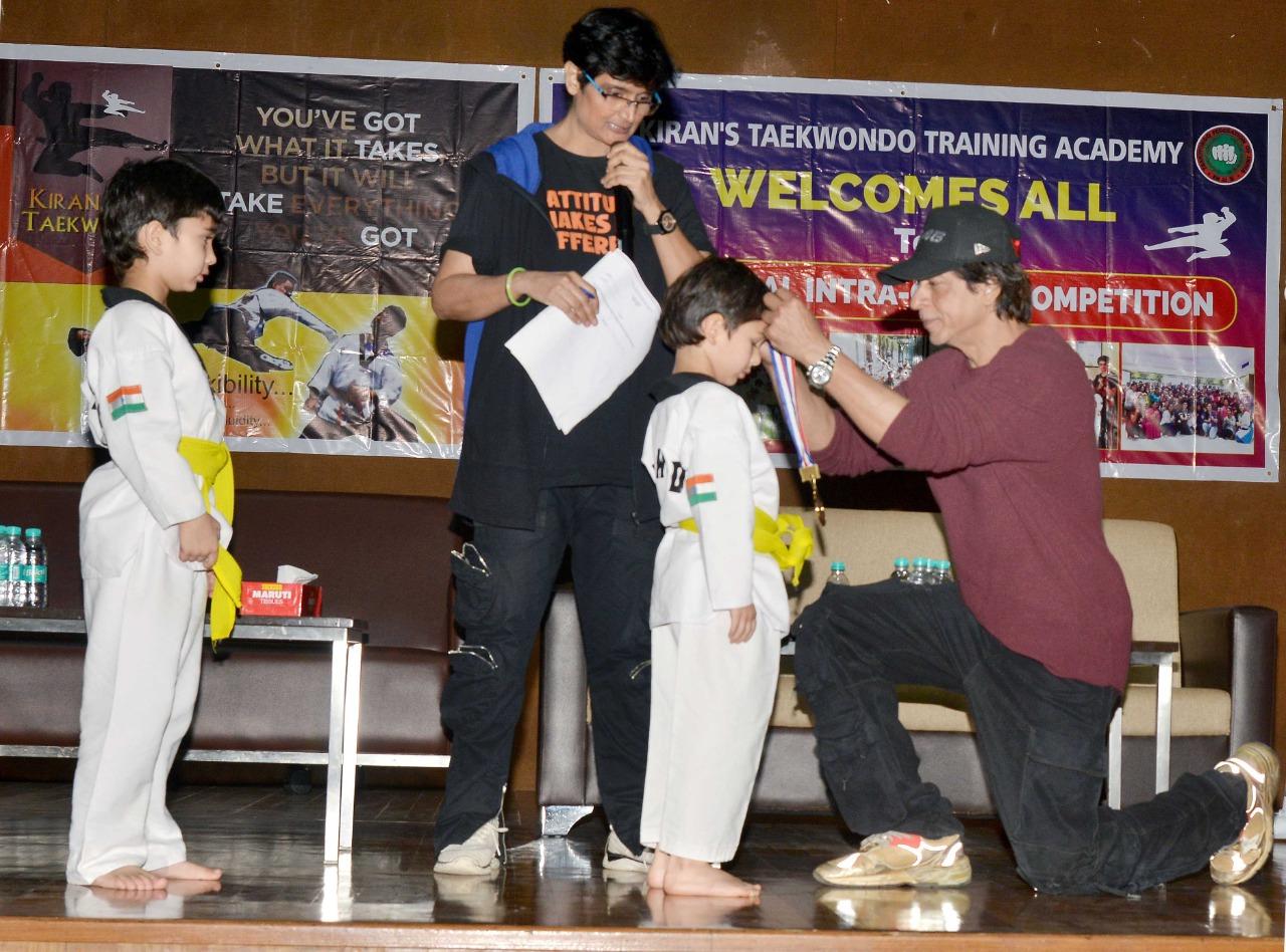Shah Rukh Khan was seen honouring the students with medals at the end of the competition. Khan is seen giving Taimur his medal