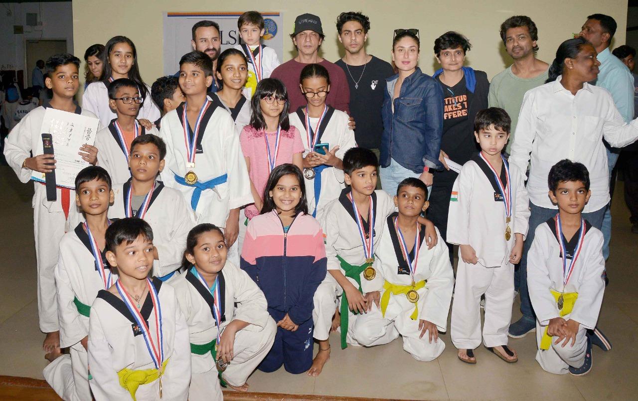 Posing for a group photo with the academy students are Shah Rukh Khan, Saif Ali Khan, and Kareena Kapoor Khan