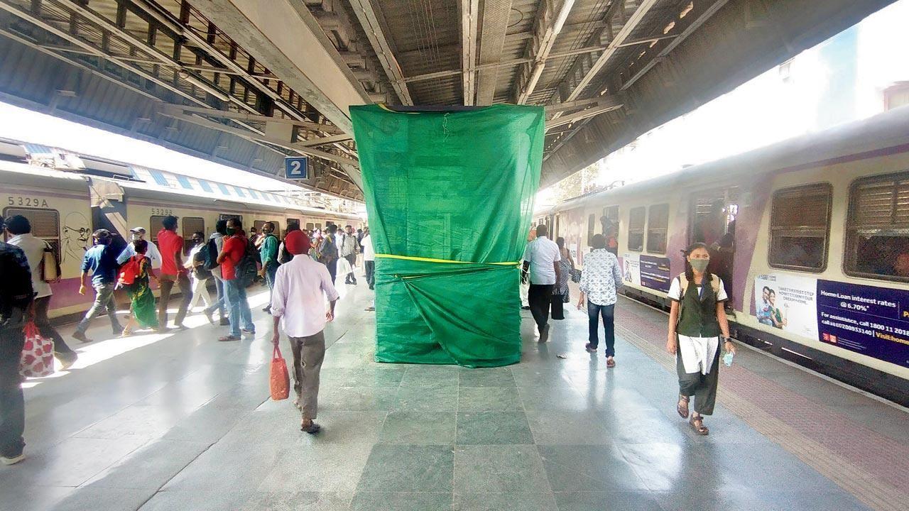 Hawkers booked for assaulting woman on bridge of Thane railway station