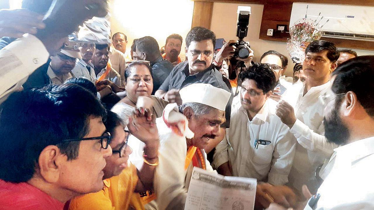 Mumbai: Top passenger associations meet CM Eknath Shinde, push for staggered office hours