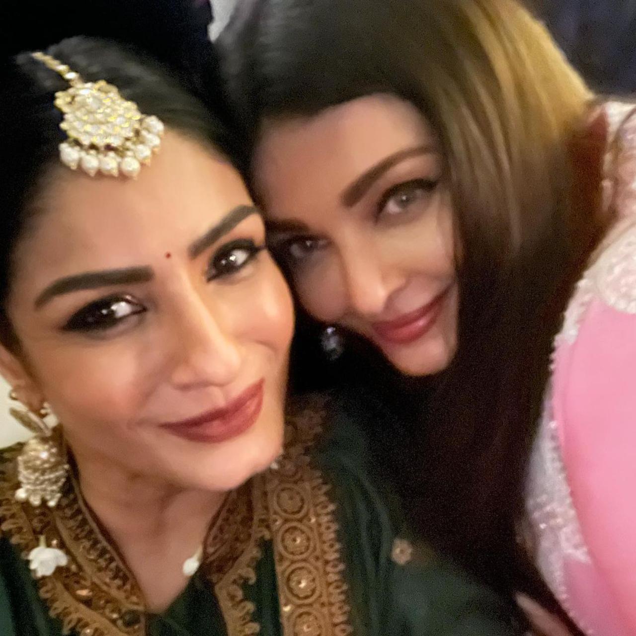 Raveena Tandon also took a selfie with Aishwarya. Both these actresses ruled the 90s with their performance and onscreen charisma