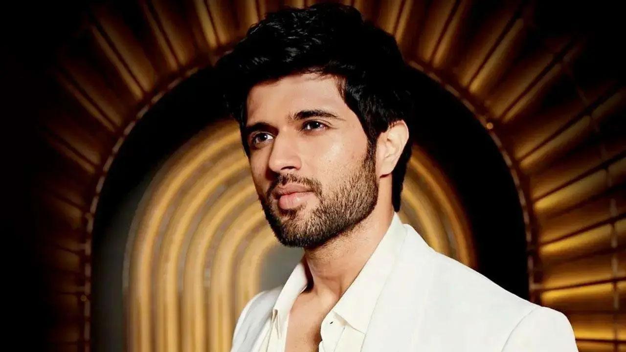 Vijay Deverakonda poses with Ranveer Singh in MMA style