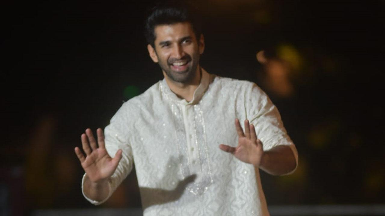 Aditya Roy Kapur, turned up in his traditional best, a white kurta with enough bling to make it festive. The actor was all smiles as he greeted the paparazzi. 