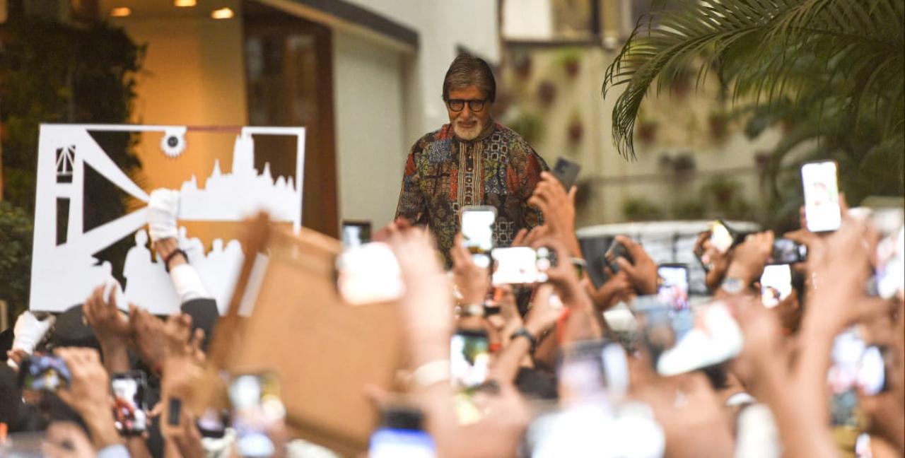 On the occasion of Amitabh's 80th birthday, a massive crowd of fans accumulated right in front of the megastar's Juhu residence to wish him on Tuesday. Like every year, this year too Amitabh greeted his fans by folding his hands and waving at them