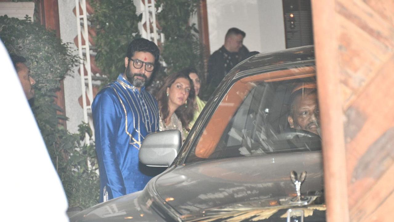 Abhishek Bachchan was spotted in a blue kurta with a golden design. The actor welcomed guests at the bash. 