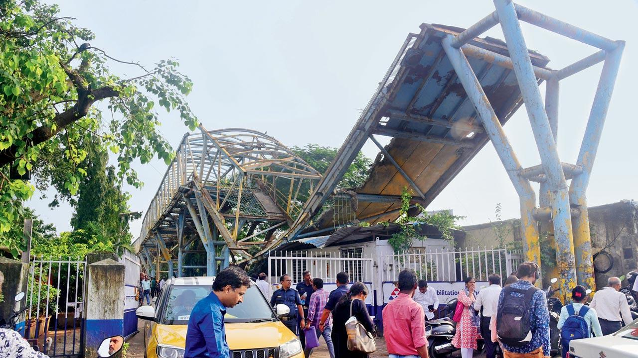 Mumbai: Part of Bandra East skywalk collapses, none injured