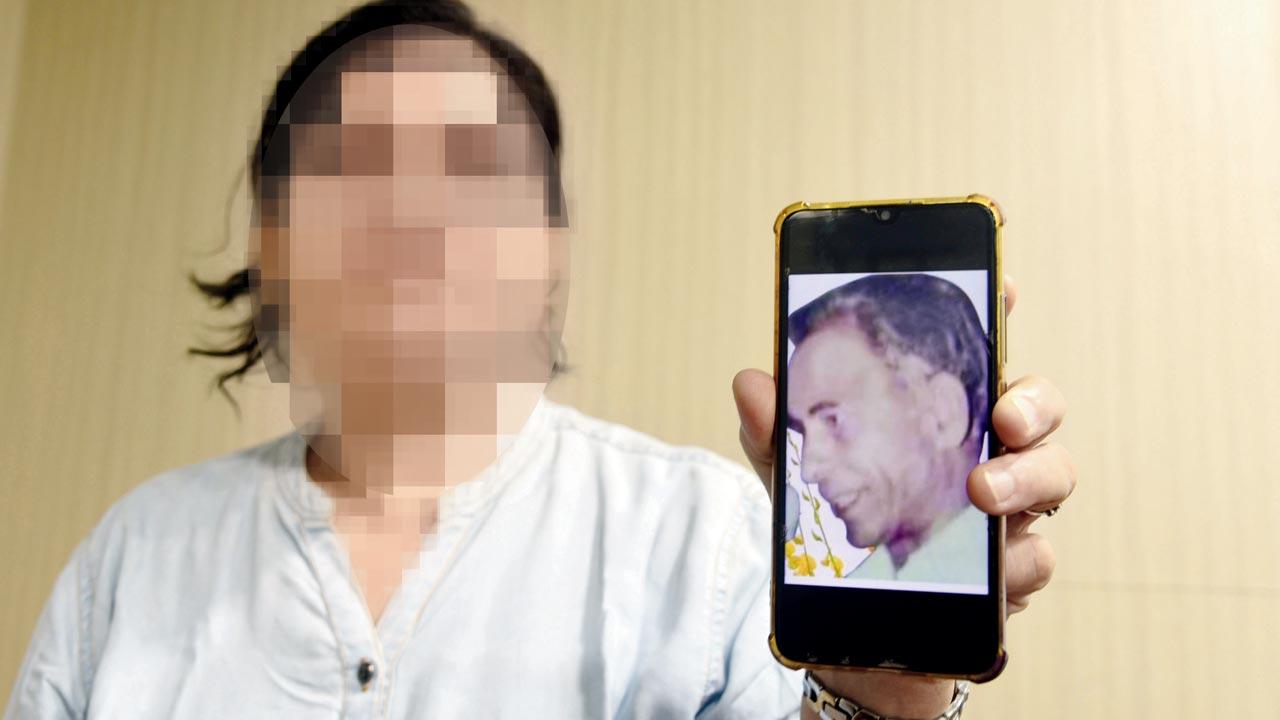 The complainant shows a photo of Jagdish Kandpal. Pic/Atul Kamble