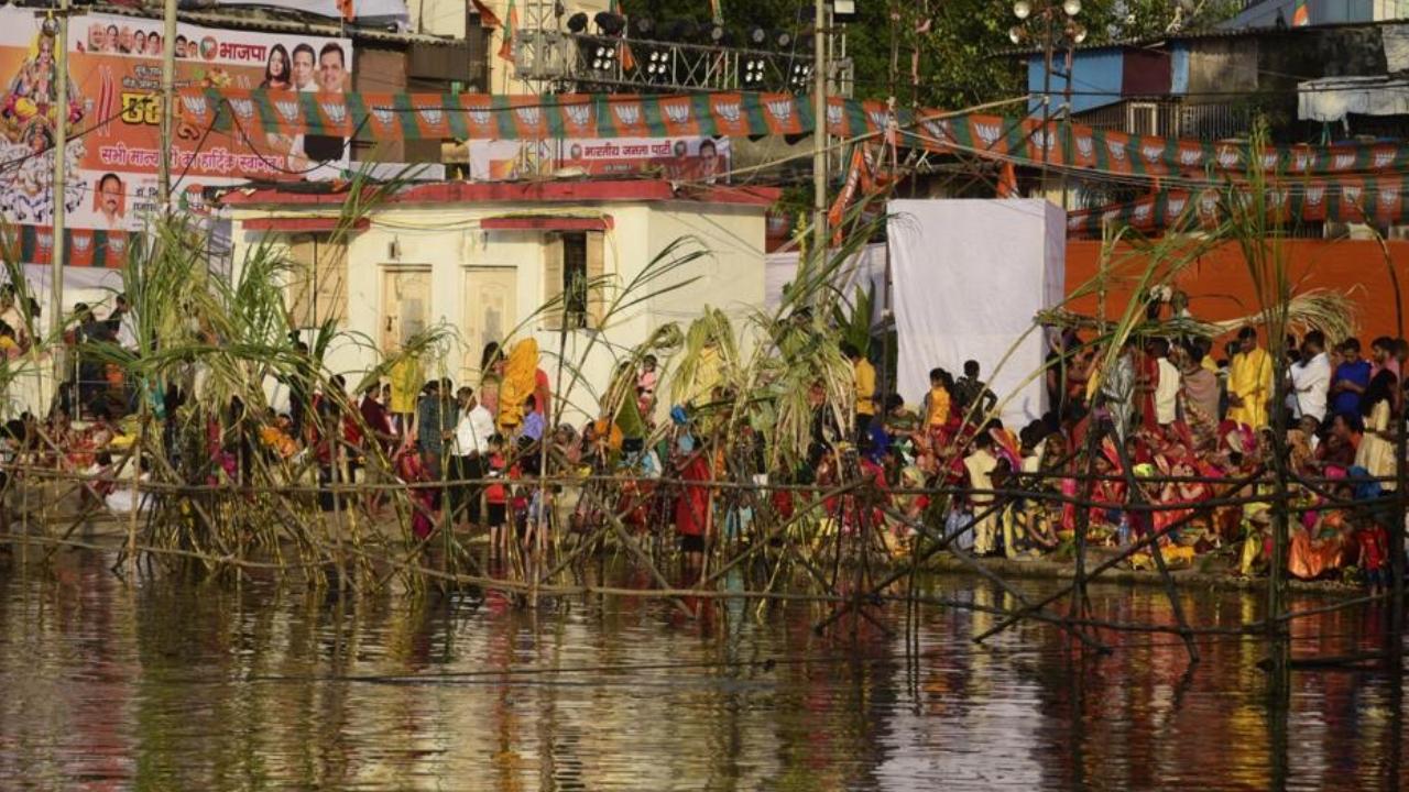 Devotees perform rituals during Chhath Puja in Kurla, Mumbai. Pic/Atul Kamble