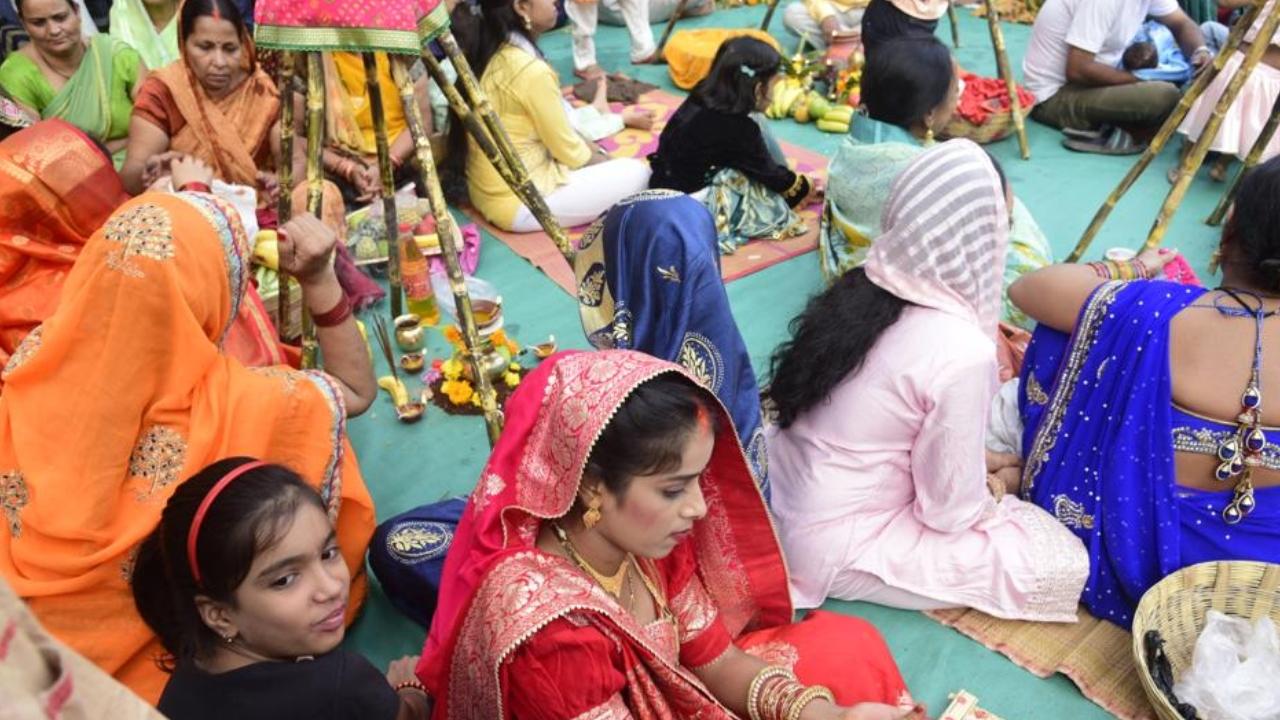 Women are seen performing rituals during Chhath Puja in Kurla. Pic/Atul Kamble