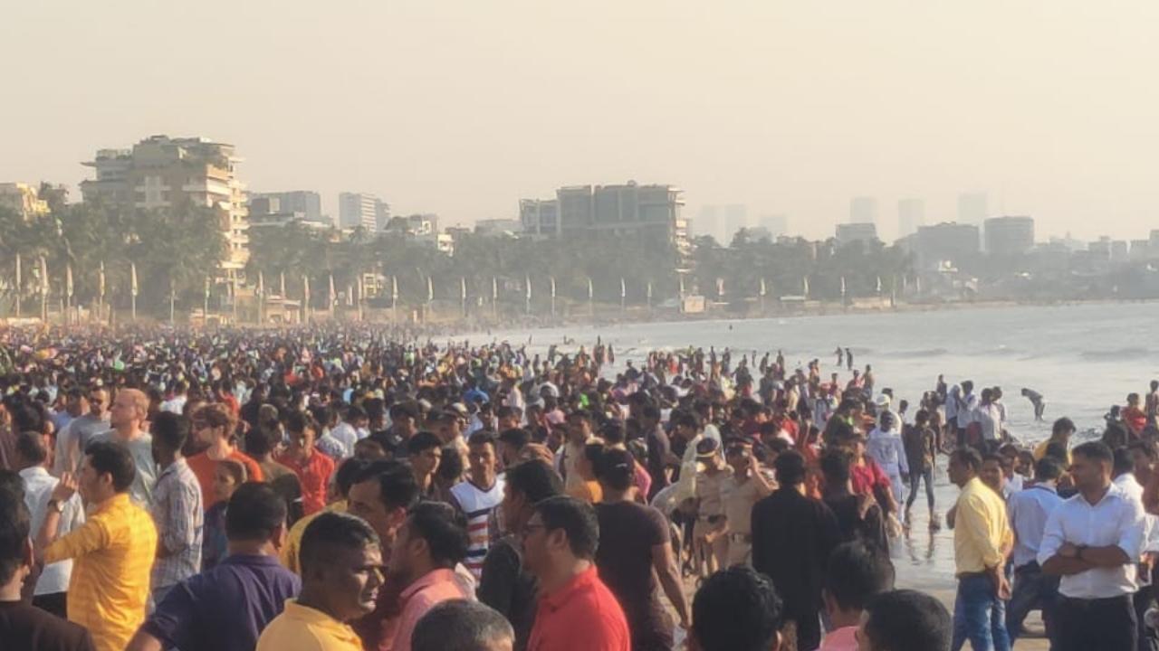 Huge crowd at Juhu Chowpatty during Chhath Puja. Pic/Sameer Markande