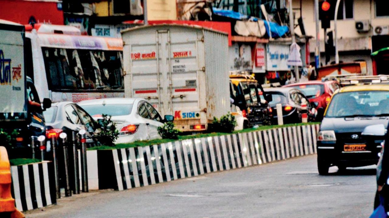A tiled divider on a 250-mt stretch in D Ward. Pic/Sayyed Sameer Abedi