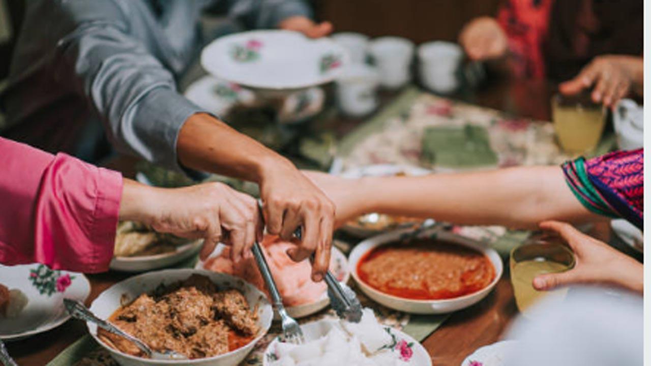 Individuals who eat with friends and family experience less stress: Study