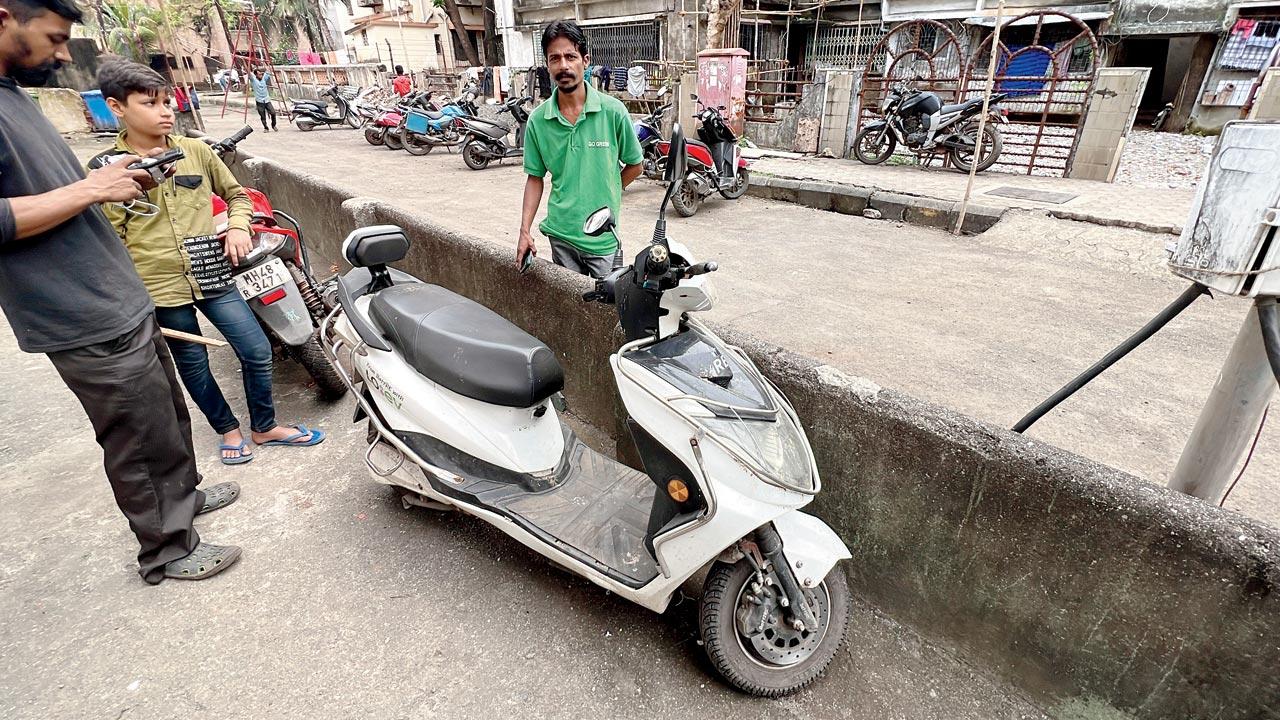 Shahnawaz Ansari (in green) and the electric bike Pics/Hanif Patel