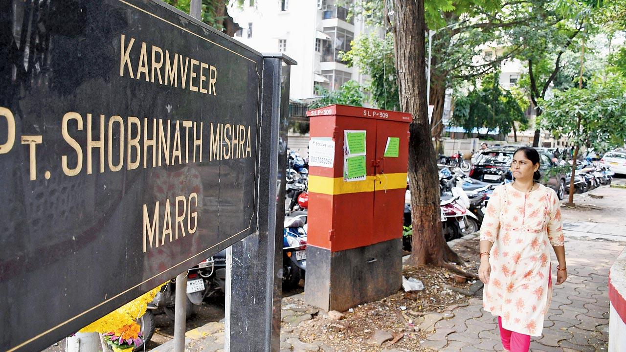 Karmvir Pt Shobhnath Mishra Marg at Churchgate, named after Suresh Mishra’s grandfather. A native of Amethi, he began the city’s first Ramleela. Pic/Ashish Raje