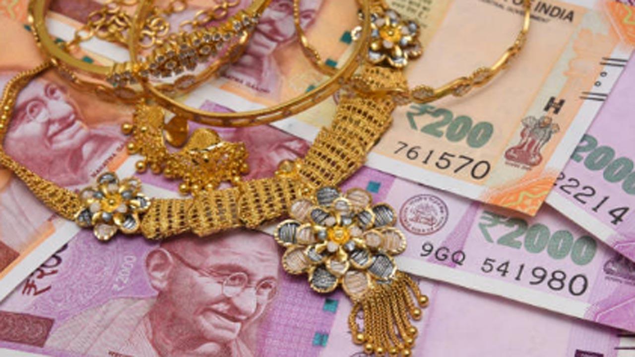 Mumbai: 24-year-old man in search of lost gold chain is conned out of mobile phone