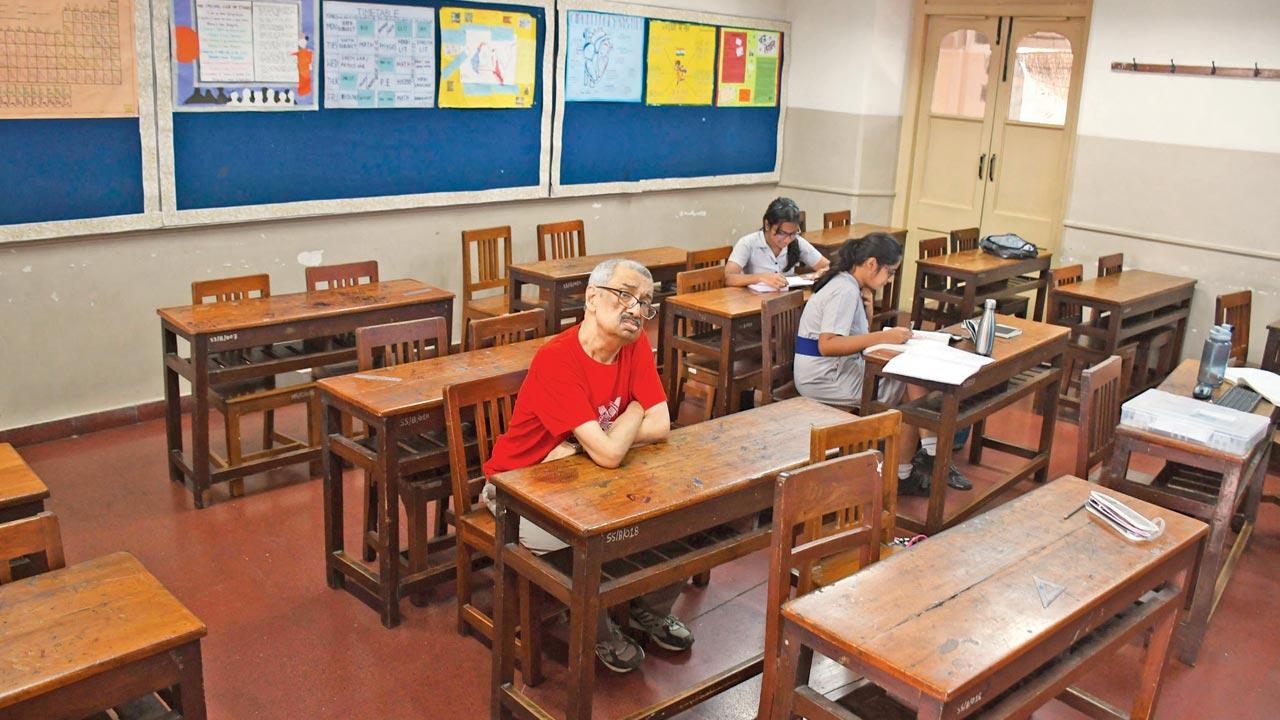 Ashok Jahagirdar visits a classroom at Fort’s Cathedral and John Connon School where he and Justice Chadrachud belonged to Barham house, were on the same cricket team and sat beside each other in class. Pic/Ashish Raje