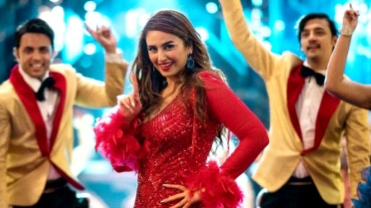 No actress ought to try dancing to `Piya Tu Ab Toh Aa Jaa`, says Huma Qureshi