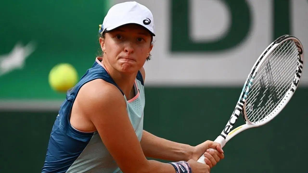 Iga Swiatek made to fight by qualifier to reach Ostrava semis