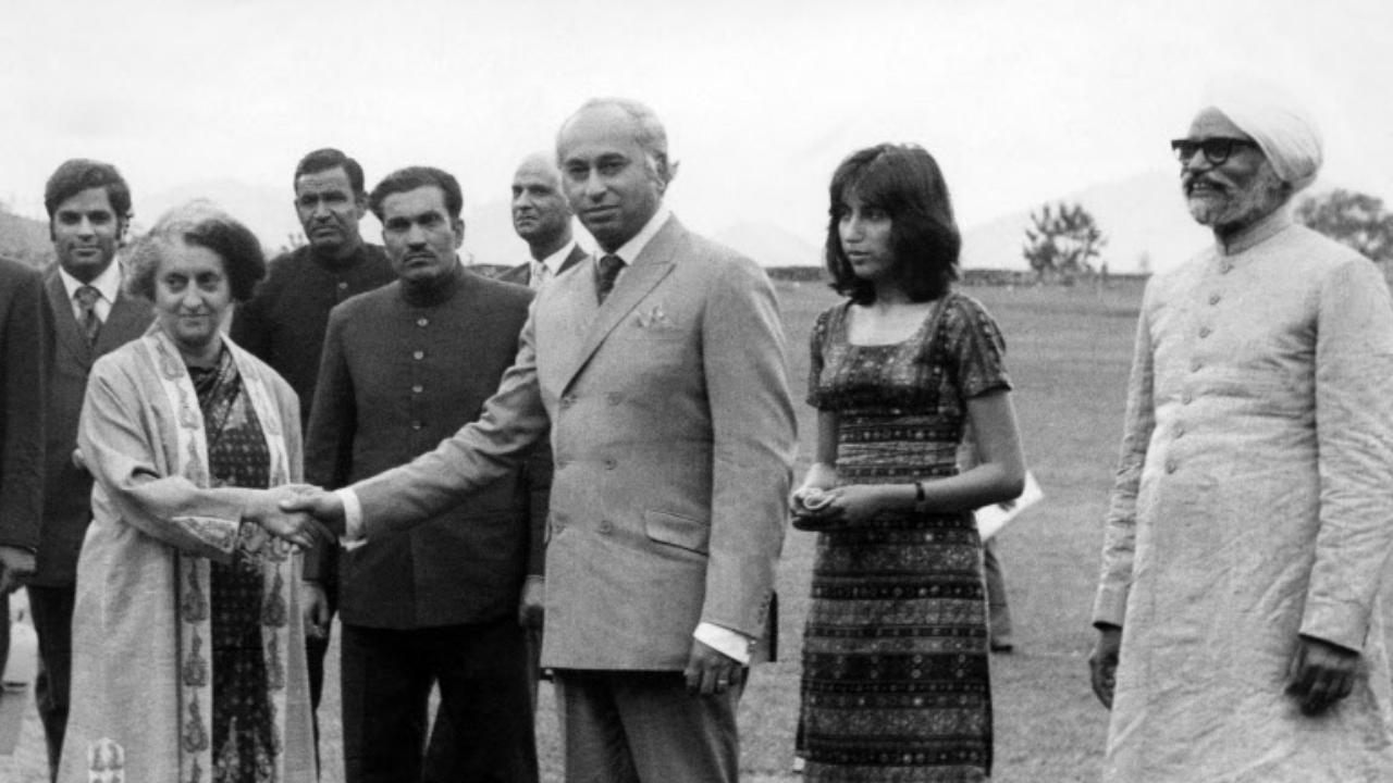 Pakistani President Zulfikar Ali Bhutto (C) shakes hands with India' Prime Minister Indira Gandhi 28 June 1972 in Shimla