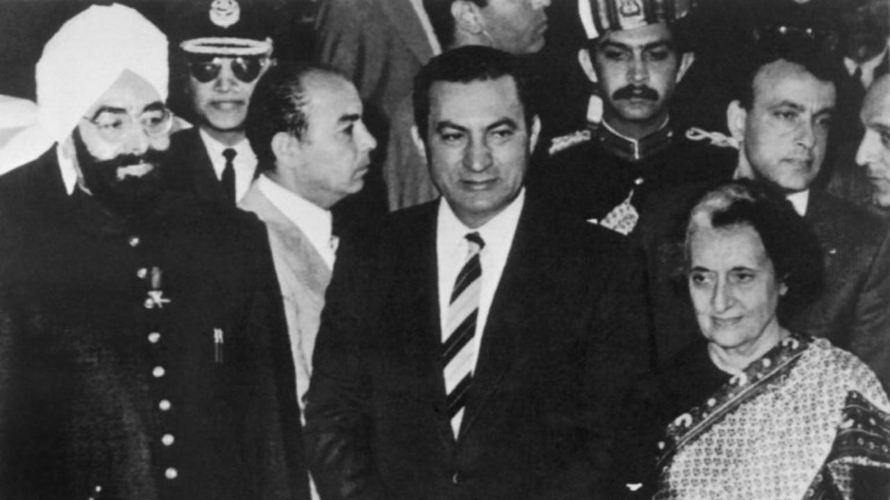 Egyptian President Hosni Mubarak (C), is flanked by President of India Giani Zail Singh (L) and Prime Minister of India Indira Gandhi (R), on November 30, 1982 in New Delhi during his official visit to India