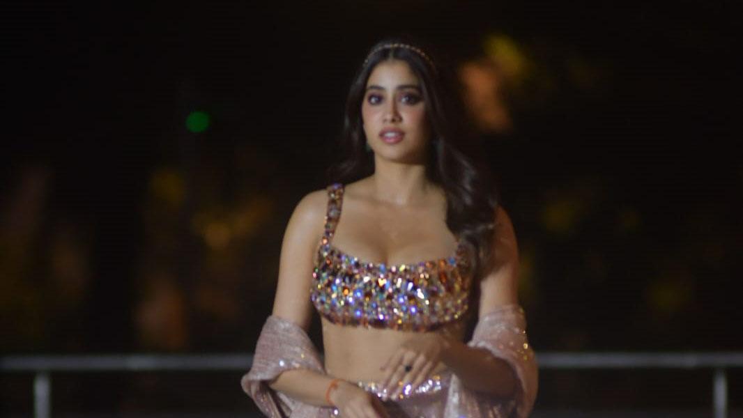 Janhvi Kapoor's blingy lehenga had her shining bright like the star that she is. Her hair left loose in beach waves with a pretty acessory, surely gave Diwali look goals. 