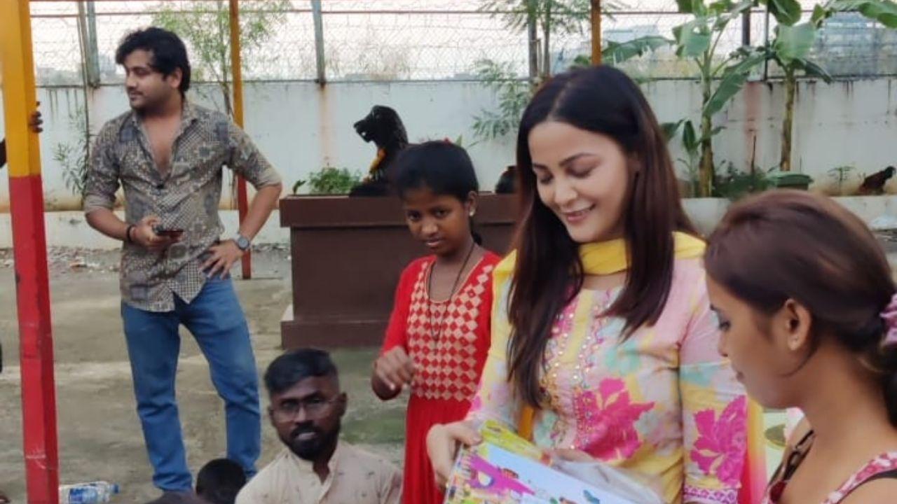 Actress Kaveri Priyam celebrates her birthday with orphan kids 