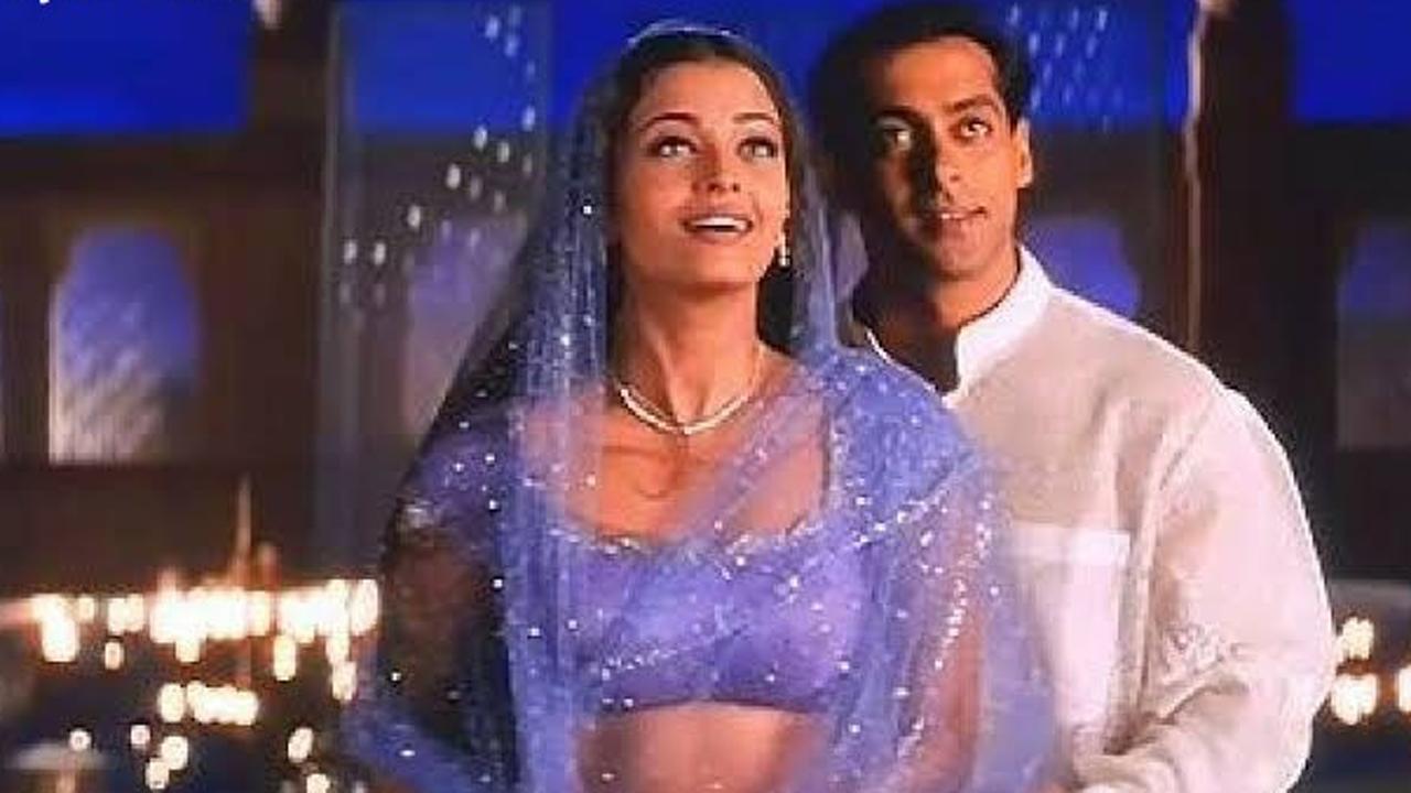 Salman Khan and Aishwarya Rai Bachchan's chemistry in 'Chand Chhupa Badal Mein' from the iconic 'Hum Dil De Chuke Sanam' is unforgettable. One of the most romantic Bollywood numbers of all time, this one is a no-brainer. 