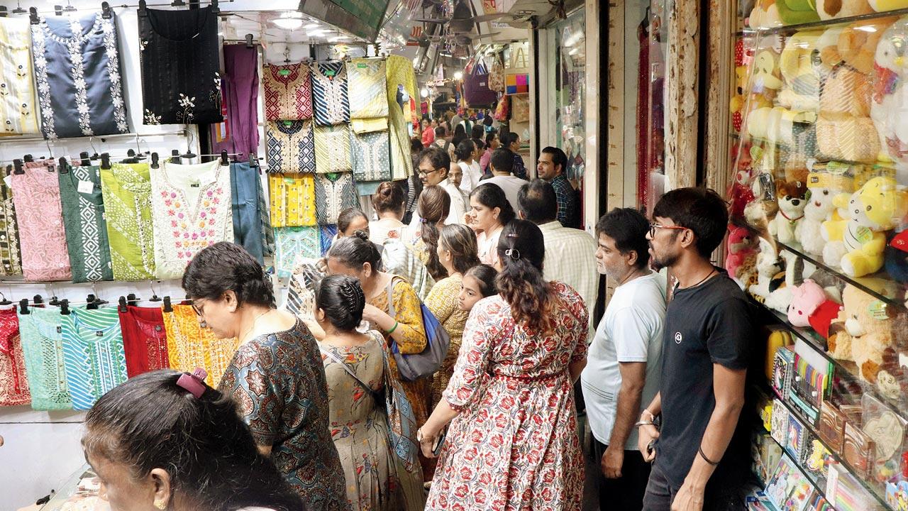 Shoppers at the market on Monday. Pic/Anurag Ahire