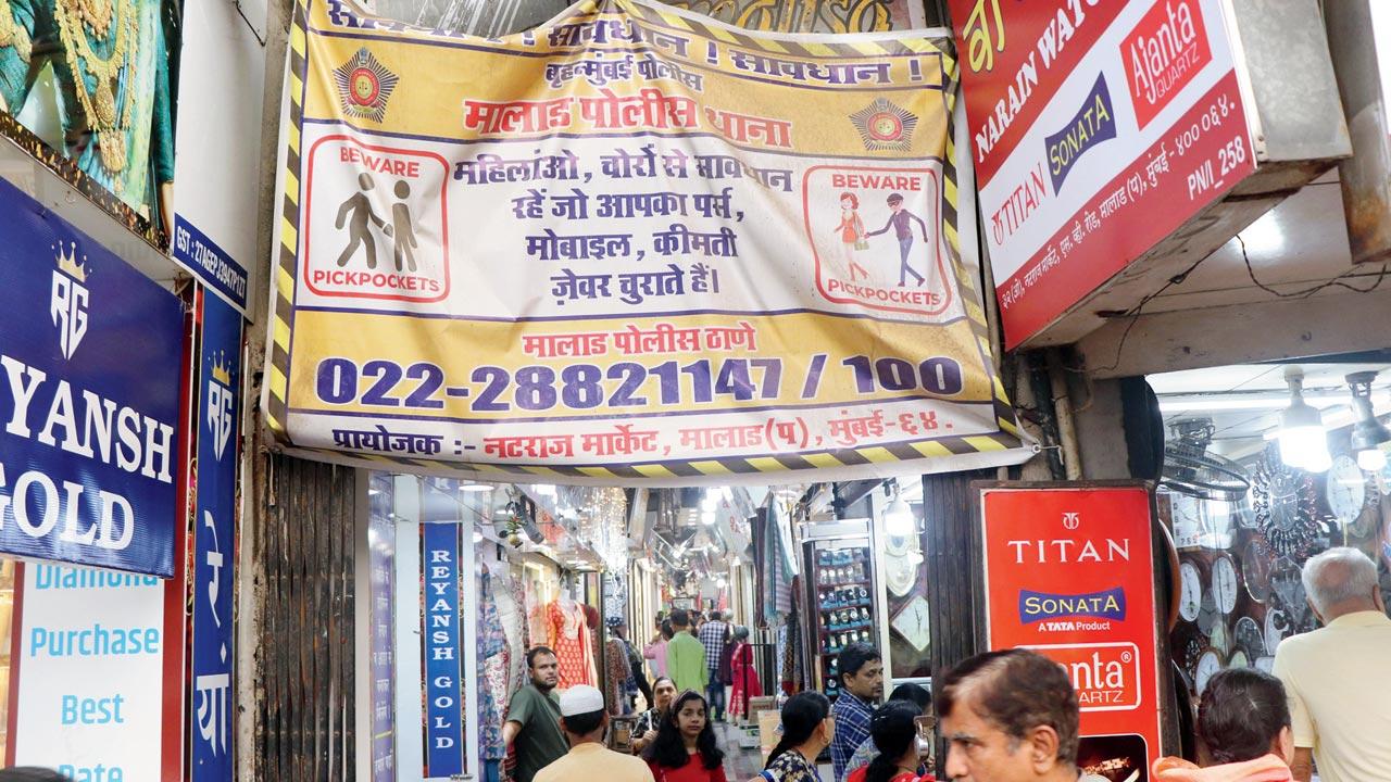A police banner alerts the shoppers of thefts at Natraj Market in Malad West, on Monday. Pic/Anurag Ahire
