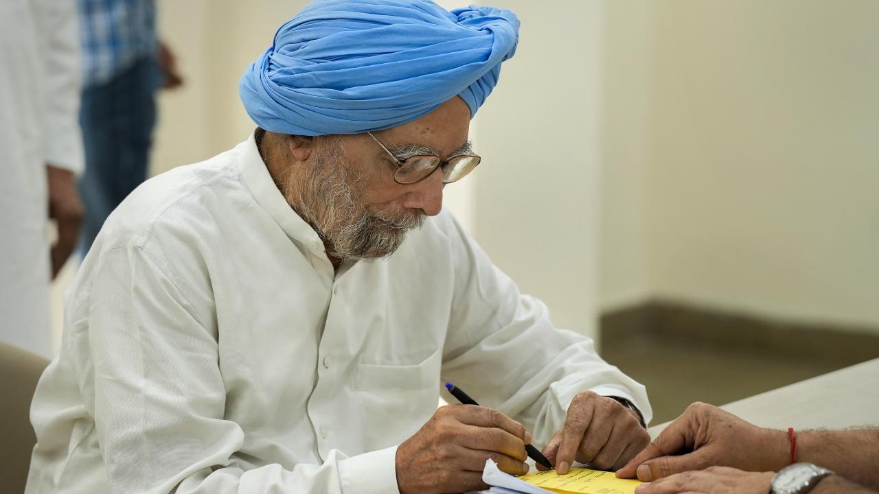 Former Prime Minister Manmohan Singh casts his vote. Over 9,000 Pradesh Congress Committee delegates were eligible to cast their vote in the election. Both Kharge and Tharoor campaigned ahead of the polls and Congress will get a leader outside the Nehru-Gandhi family as president after 24 years.